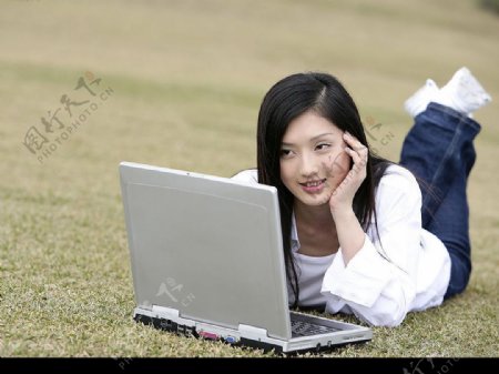 青春少女之草地上玩电脑