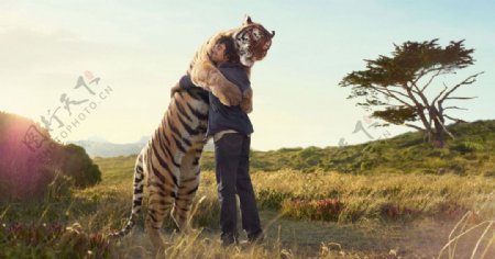 和老虎拥抱的人