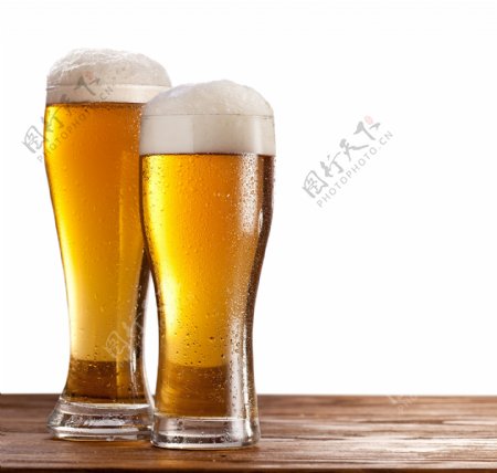 倒满啤酒的酒杯图片