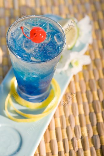 玻璃杯里的蓝色饮料图片