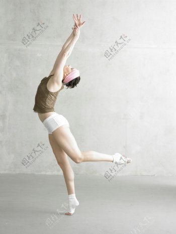踮起脚尖的外国健身舞蹈美女图片