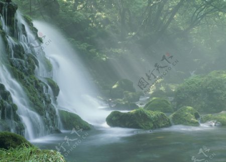 青山绿水瀑布景色图片