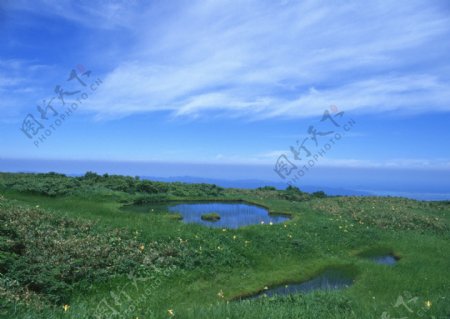 蓝天草地风景摄影图片