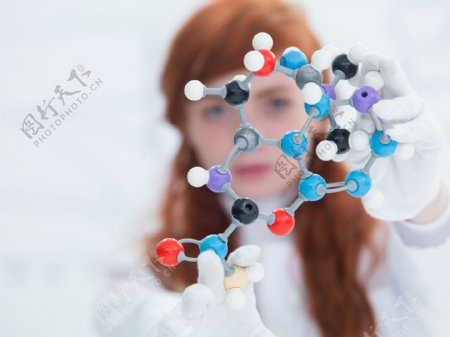科学家与分子结构模型图片