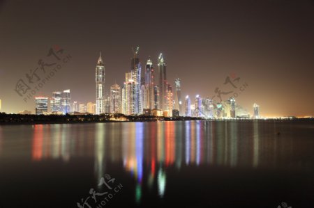 江边的美丽城市夜景图片