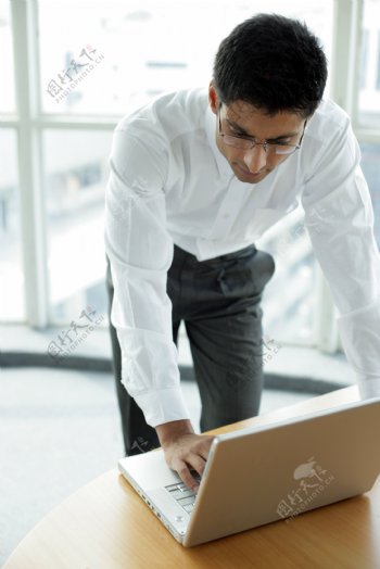 操作笔记本电脑的男人图片