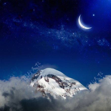 月亮雪山白云图片