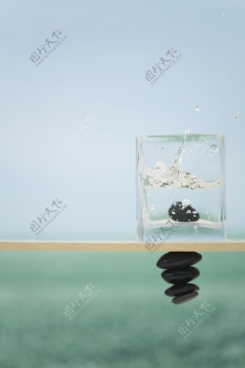 鹅卵石与玻璃杯素材图片