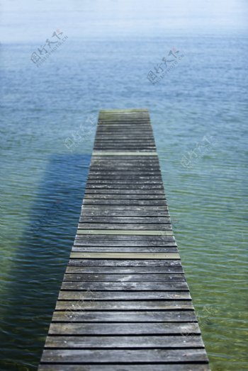 水面上的木桥风景图片