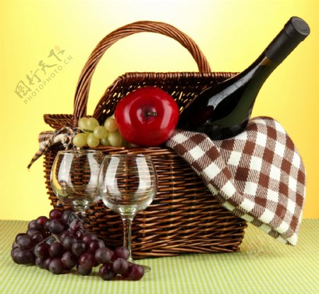 葡萄和篮筐内的水果图片