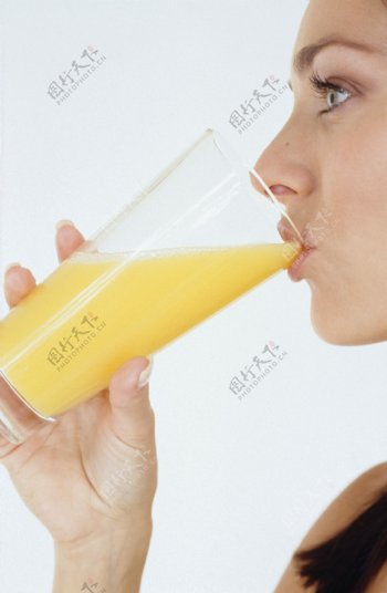 喝橙汁的国外女人图片图片