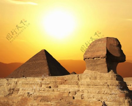 晚霞中的埃及金字塔图片