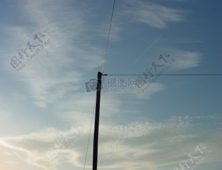 电话桅杆在天空