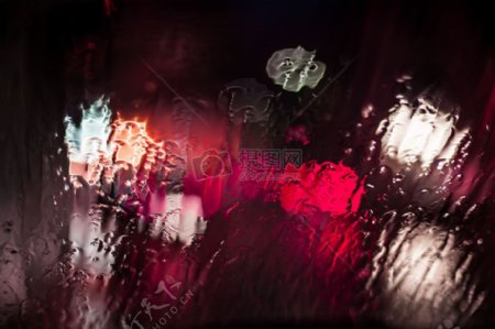 红玻璃多雨雨窗口背景虚化
