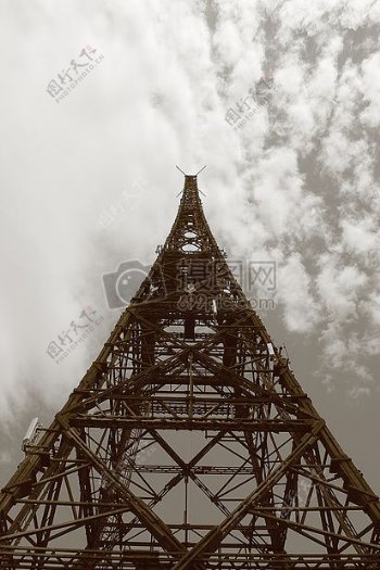 三角形的铁塔结构