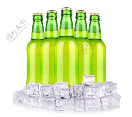 冰块和瓶装啤酒图片