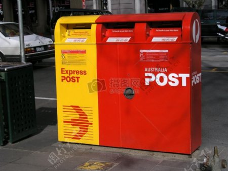 红黄相间的邮箱