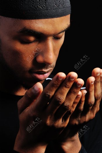 祈祷的男人图片