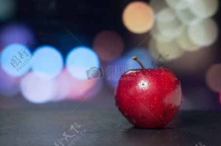 桌子上的红色苹果