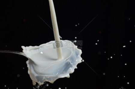 勺子上喷溅的牛奶