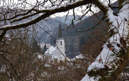山中的白色尖顶教堂