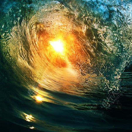 阳光下的透明海浪图片