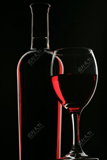 一瓶和一杯高贵红酒图片
