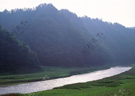 美丽山峰河流图片