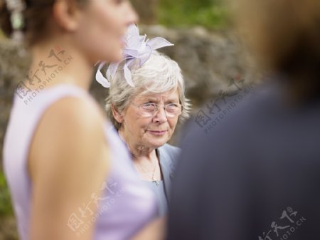 婚礼上的老太太图片