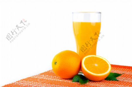 橙汁饮料与橙子摄影图片