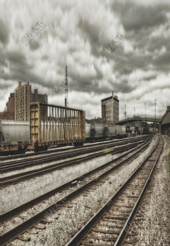 乌云笼罩下的铁路影楼摄影背景图片