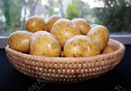 篮筐里的土豆