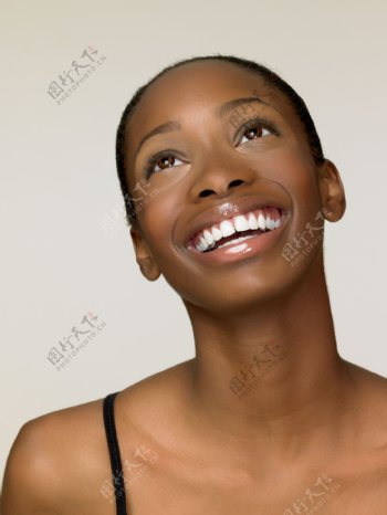 仰望大笑的黑人美女图片