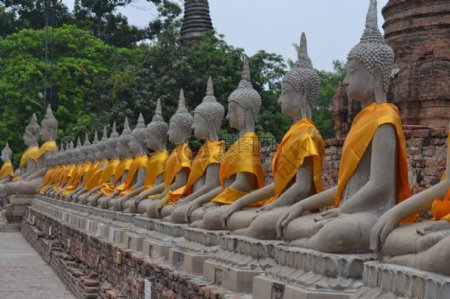 寺内整齐排列的佛像