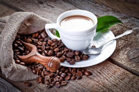 麻袋里的咖啡豆与咖啡图片
