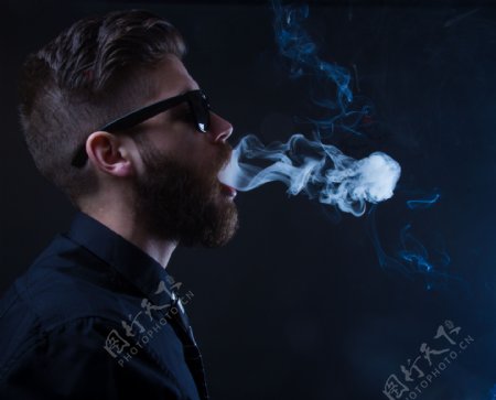 只烟雾的时尚男人图片
