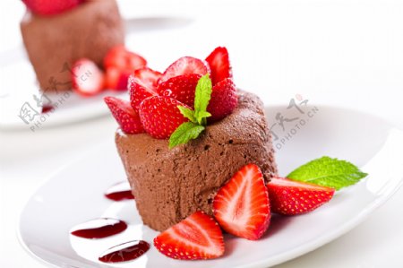 巧克力蛋糕和草莓图片