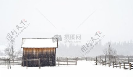 雪地里的木头小屋