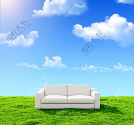 草地上的沙发图片