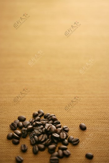 桌布上褐色颗粒咖啡豆图片