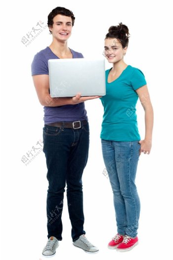 拿着电脑的情侣图片