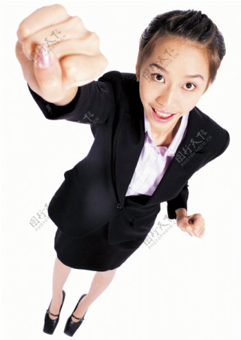 握拳高举的女性图片