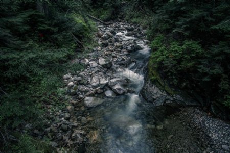 自然小溪流石头