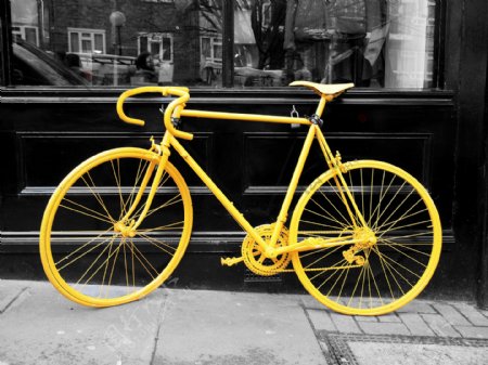 停在阶梯边的黄色自行车图片