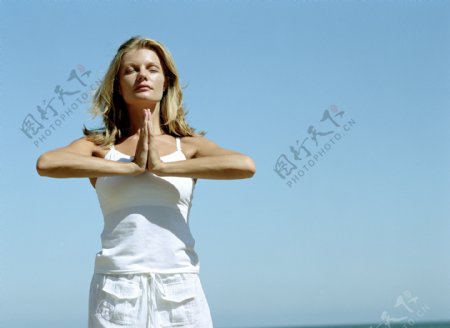 练瑜珈的外国女性图片
