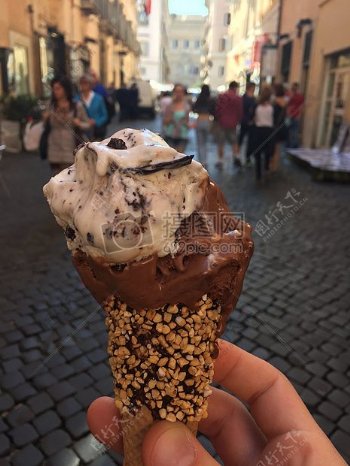 街道意大利吃巧克力冰奶油鹅卵石冰奶油锥冰淇淋
