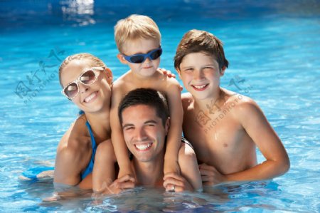 游泳池中的一家人图片