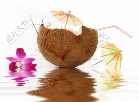 椰子壳内的小伞和吸管图片