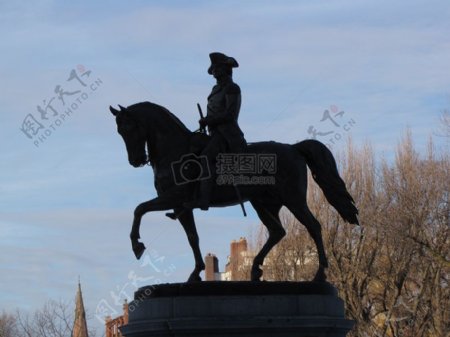 骑马的士兵雕像
