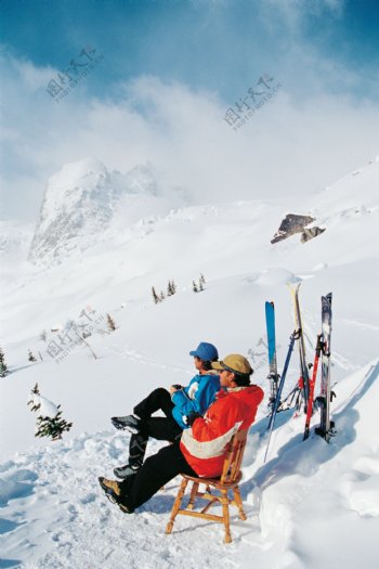 坐在椅子上的滑雪运动员图片